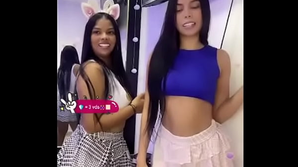 dos_chicas con faldacorta hacen queme venga