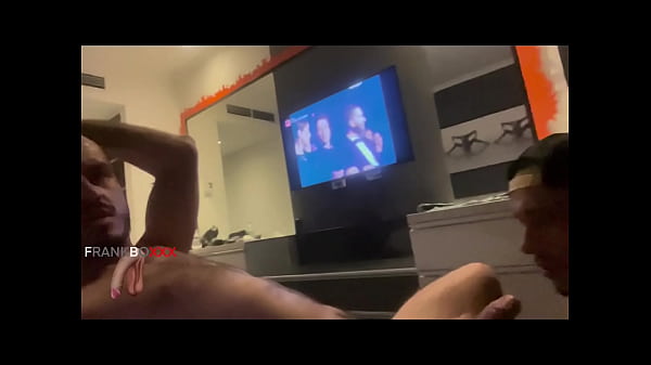 Frankboxxx - un flaco agarrandose el bulge lo vi en el pasillo del hotel ah&iacute; mismo se lo saqu&eacute; , huge dick, que cargaba 