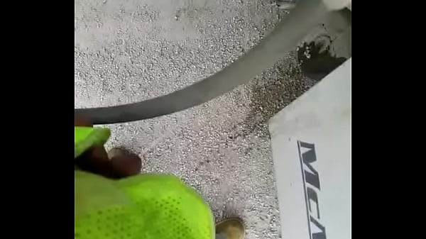 Play MP4 - Quick piss at work