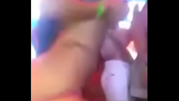 Venezolana mueve culo