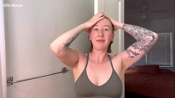 Nonton Redhead Shaves Her Hair Off thumbnail