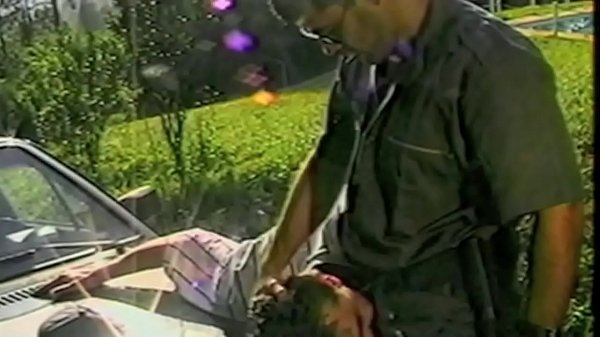 Bais&eacute; Par Un Flic En Uniforme thumbnail