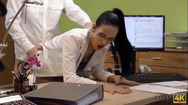 Play MP4 - LOAN4K&period; La futura rockstar ottiene molti soldi per il sesso con un agente di prestito