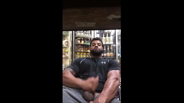 Moreno pauzudo punhetando - www.prazergay.com.br 