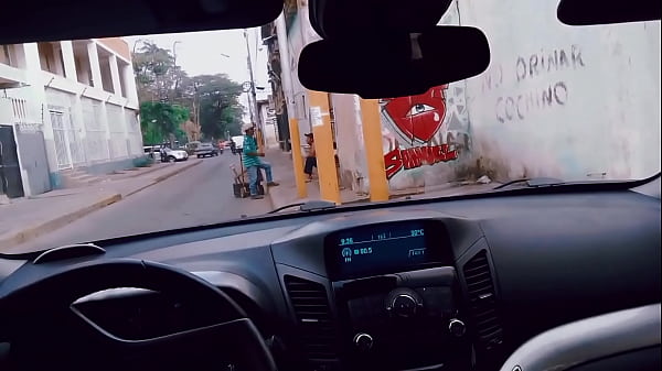 Apuesta Pagada: Grabo A Mi Hermanastra Haci&eacute;ndole Una Mamada A Mi Mejor Amigo En El Carro. Perdimos Una Apuesta Y Mi Hermanastra Tuvo Que Pagar Chupando La Polla De D&iacute;a En Plena Calle thumbnail