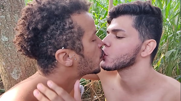 Play MP4 - Novinhos dividindo o leite grosso do paiz&atilde;o - COMPLETO NO RED