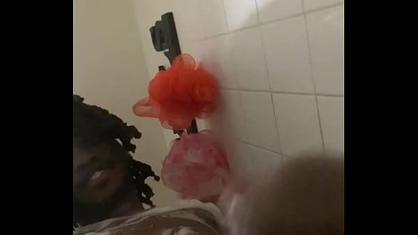 Play MP4 - Showering and breaking in this sex toy