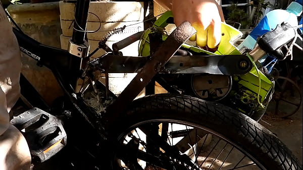 Nonton Wide Open Throttle Chainsaw Bike thumbnail