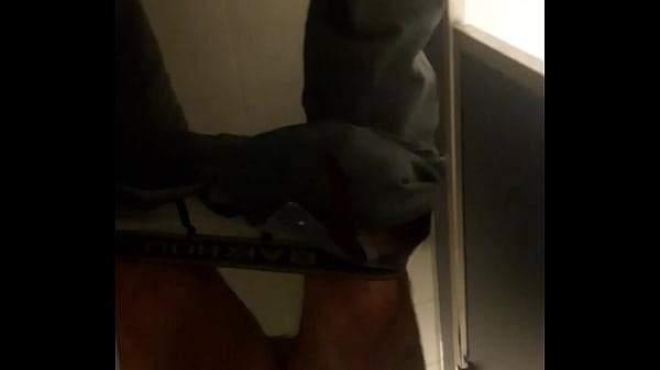 Play MP4 - Espiando en el ba&ntilde;o del Walmart