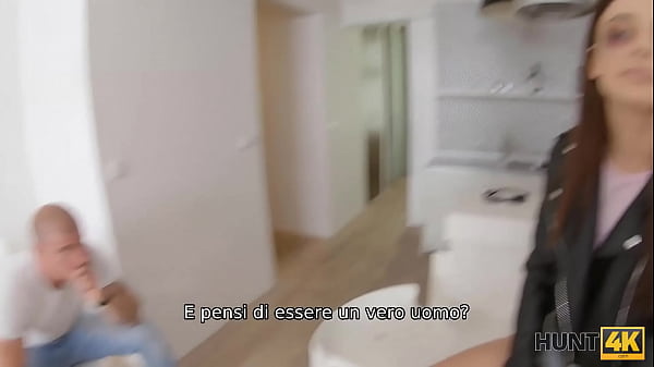 HUNT4K. La ragazza snella si accoppia con un ricco sconosciuto di fronte al_marito arrabbiato
