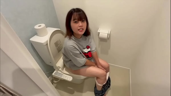 彼氏がいるのに男友達の家に遊びにいったら流れでえっちしてしまいました