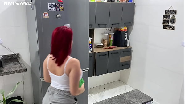 Contratei essa empregada, veio com esse shortinho socado me provocando 