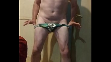 Baile er&oacute;tico iniciando en ba&ntilde;ador y terminando totalmente desnudo y eyaculando. 