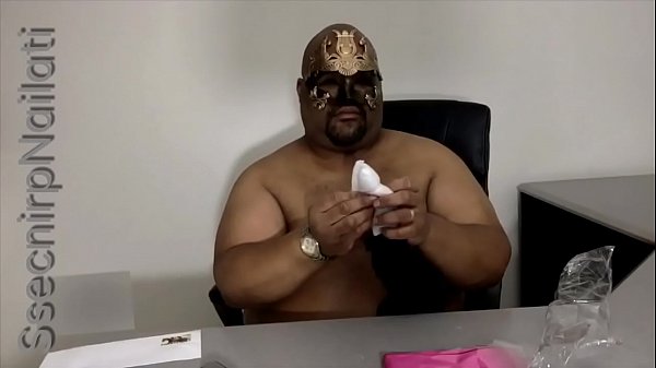 Un hombre pardo desempacando un nuevo juguete. 