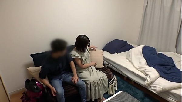 Play MP4 - 無断中出しも許しちゃう！ふんわり癒し系お姉さんとお家でイチャイチャ&hellip;「こら、ダメでしょ」優しく叱られながら甘やかされっぱなしナマSEX！