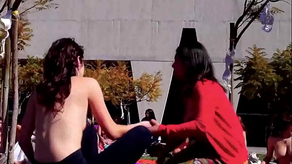 enseñando las tetasen chile