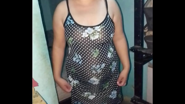 Play MP4 - Se levanta su vestido de frente para mostrarnos su tanga violeta sexy