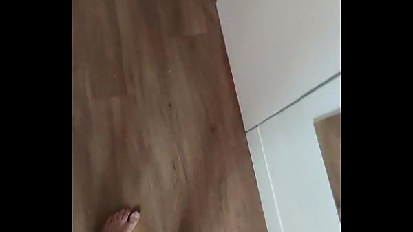 Play MP4 - Peeing in pants