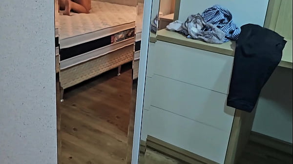 Play MP4 - Peguei minha esposa no espelho com o motoboy em nosso apartamento