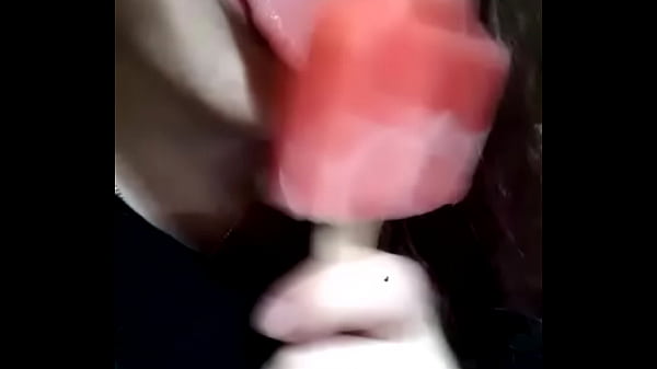 Putita chupando un helado