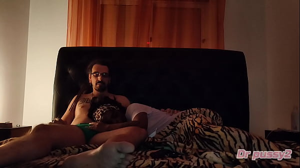 Acabou a mamar o seu colega de quarto, quando era apenas para ver um filme 