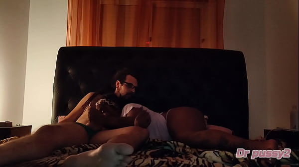 DR PUSSY2 Ebony_colega de quartoconvidame paraver um_filme mas na verdade elaé muito taradae só queria pau