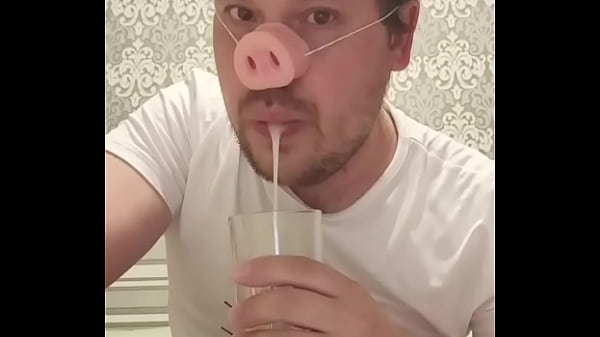 Грязная свинья ест свежую сперму! 