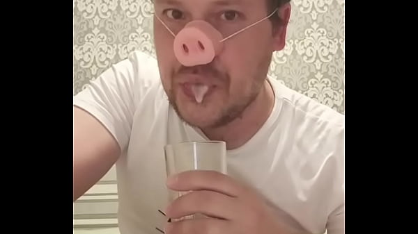 Грязная свинья ест свежую сперму! 