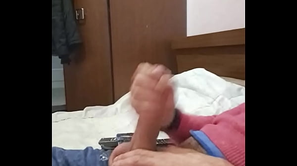 Play MP4 - Chico co enorme verga se hace una paja antes de dormir