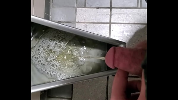 Play MP4 - Taking a piss in a public rest stop