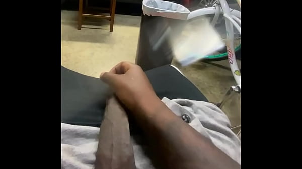 Play MP4 - Garage jack off