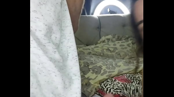 Corno fica olhando enquanto amigo come a novinha 