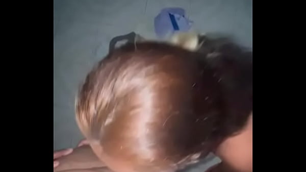 Mexicana puta en el piso dando oral y masturbando a su cliente para hacerlo venirse