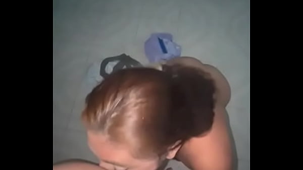 En el piso chupando verga