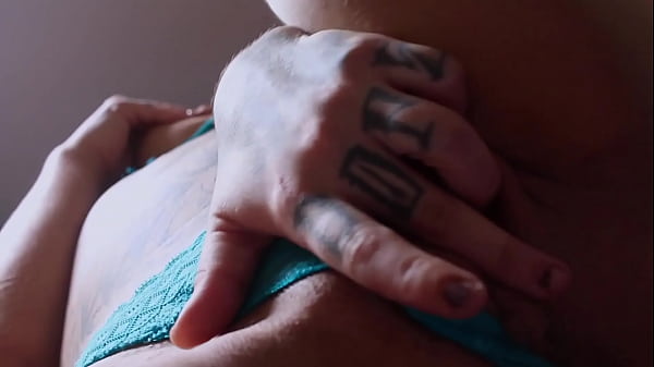 TATUADA GOSTOSA SE MASTURBANDO_VESTIDA DECOSPLAY