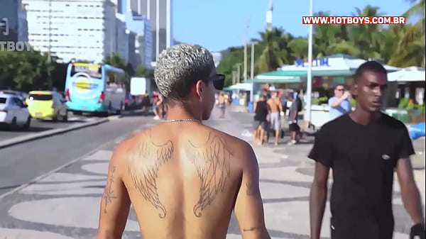 Novinho mamando a piroca do amigo 