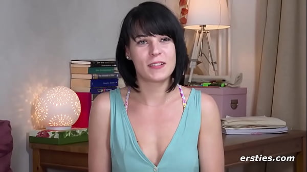 Ersties Single_Marie nimmt 2 Toys zur_Hand