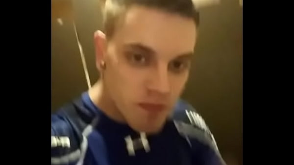 PUTO NOVINHO BATENDO UMA NO BANHEIRO DA ACADEMIA 