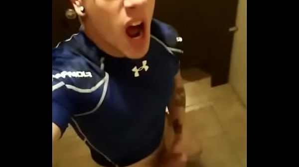 BOY DEL&Iacute_CIA GOZANDO NO BANHEIRO DA ACADEMIA