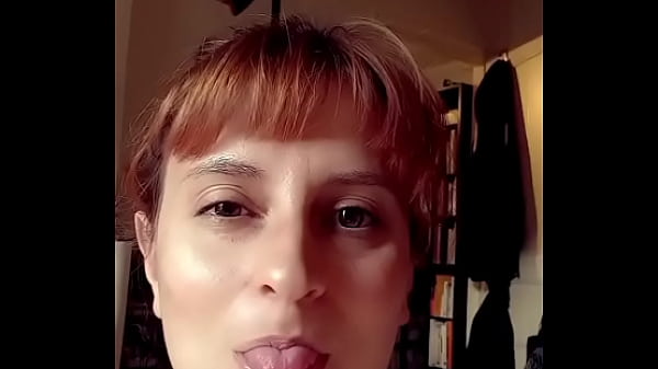 Nonton Qui Est Volontaire Pour Me Donner Un Bisous Sur Les Fesses ? thumbnail