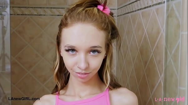 Sweet teenblonde_shows her sexy body in the bath