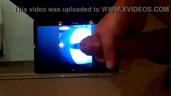 Sigo calentando al h&uacute_ngaro y se masturba con todas mis fotos