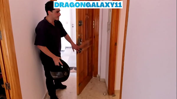 Play MP4 - EL REPARTIDOR NO VA A PODER LLEGAR A LA CAMA ME LO VOY A FOLLAR EN LA ENTRADA DEL PISO