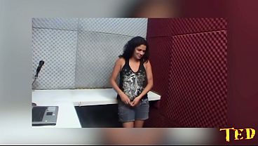 Levei a faxineira para a cabine de radio e comi o c&uacute_ dela - Michelle Nogueira