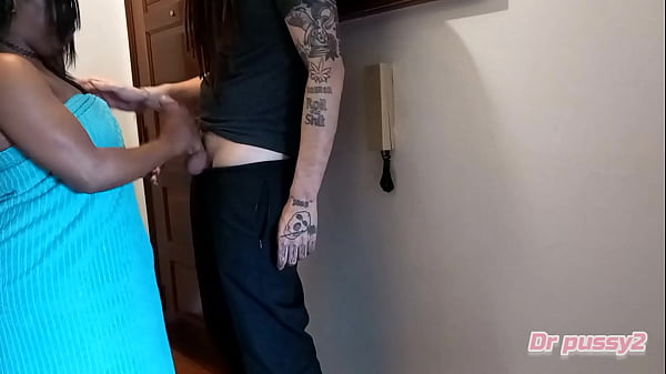 Play MP4 - DR PUSSY2 - Entregador mete sem camisa na angolana casada que nao tinha dinheiro para pagar a encomenda e aceita ser bem fodida para recompensar o valor em falta  &lpar; video completo &rpar;
