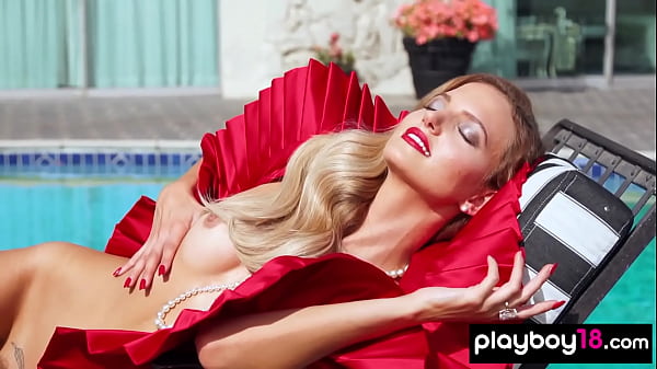 Classy_skinny beauty Amanda Booth reveals her natural shapes outdoor