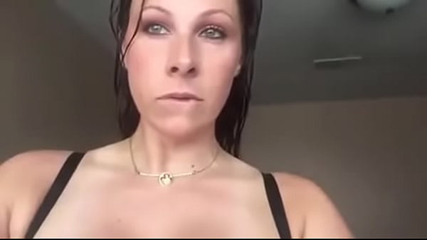 Nonton Gianna Showing Off Her Fabulous Tits thumbnail