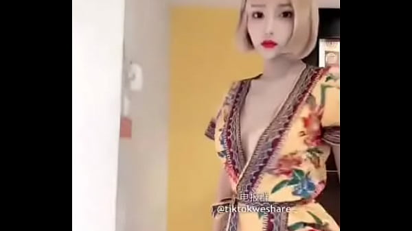 Gatinha oriental se exibindo