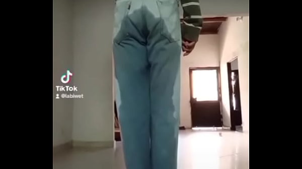 Pantalones orinados con pa&ntilde;al de tela y locura total con doble orgasmo 