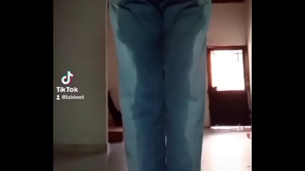 Pantalones orinados con pa&ntilde;al de tela y locura total con doble orgasmo 